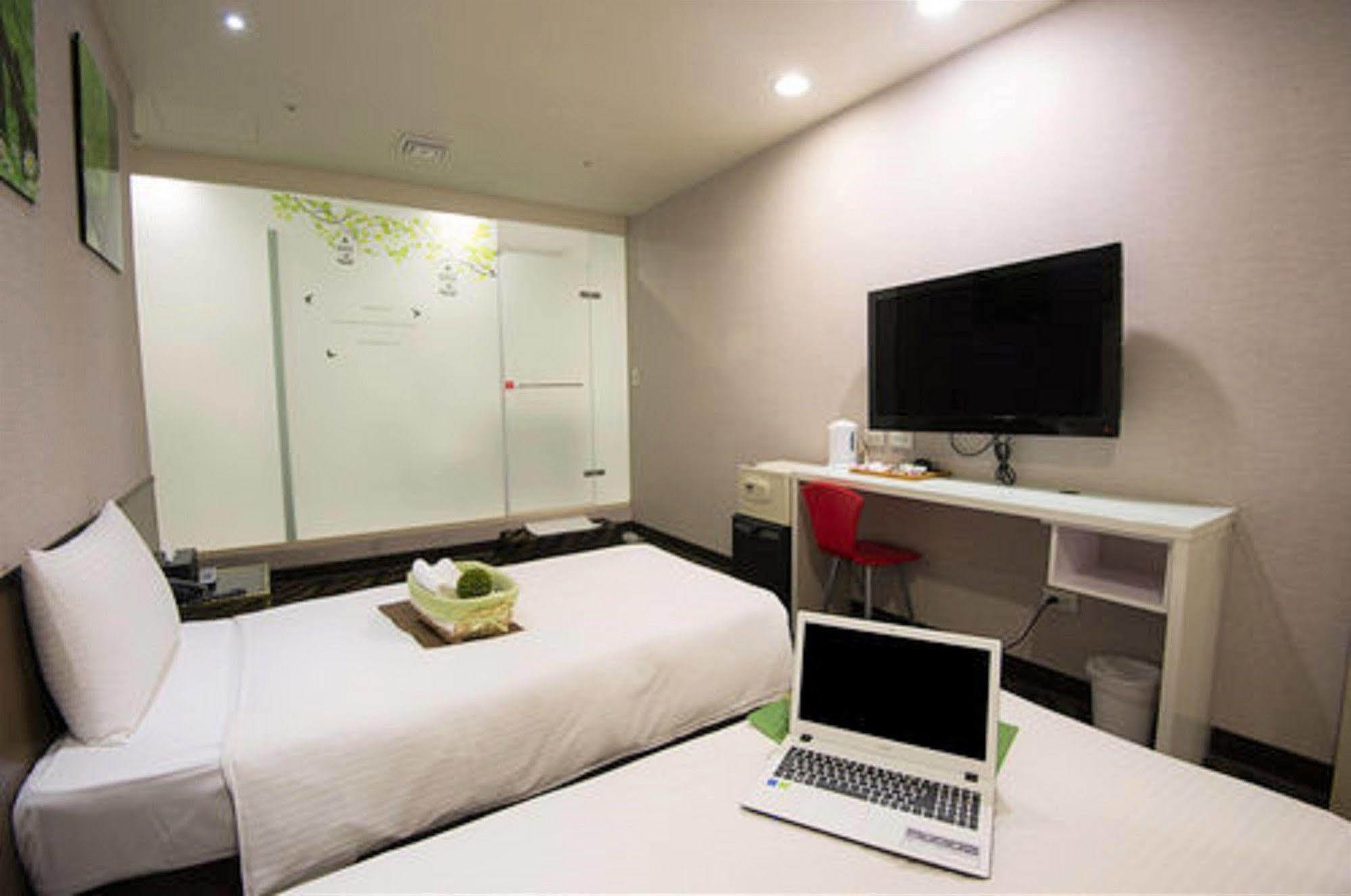 Hotel 6 - ZhongHua Tajpej Buitenkant foto
